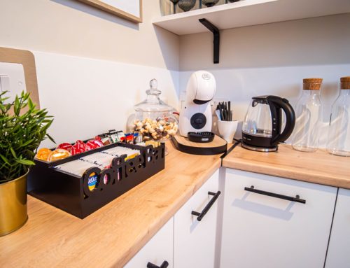 Кухненски бокс в стаята: какво получавате, какво означава “напълно оборудван” и какво да проверите преди да резервирате