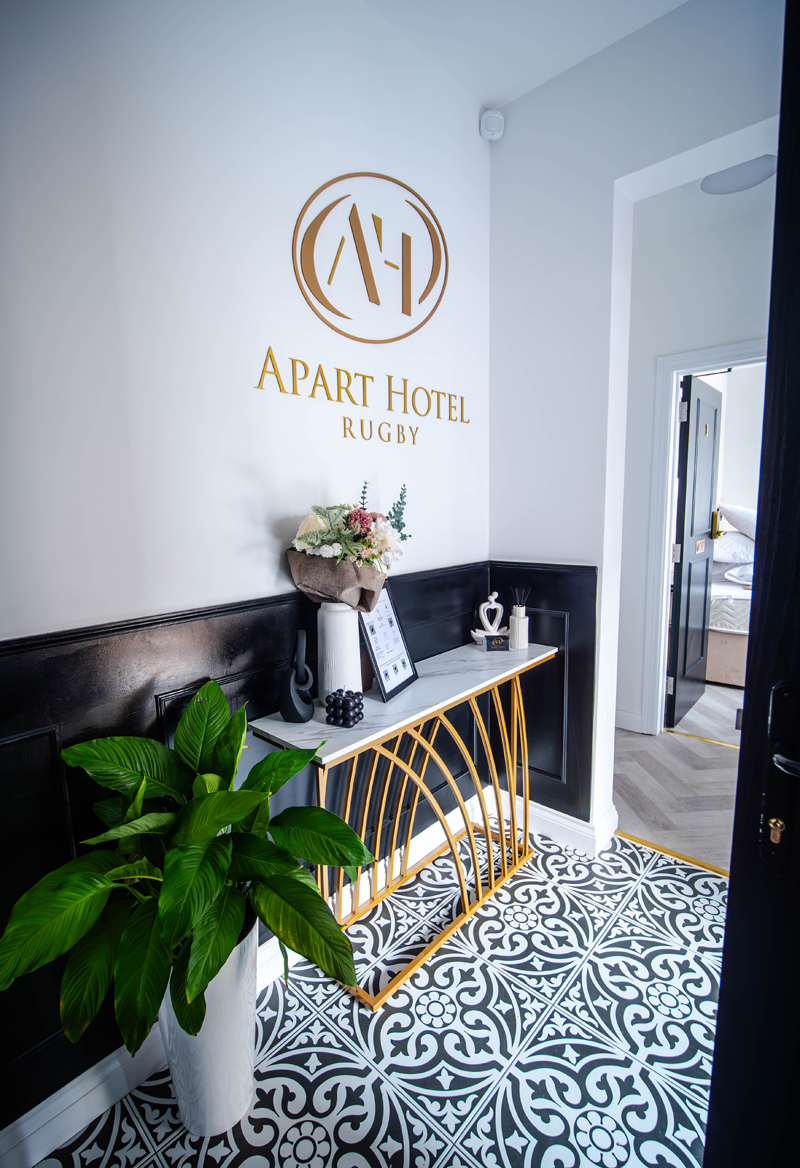 Eleganckie wejście do hotelu z wystrojem