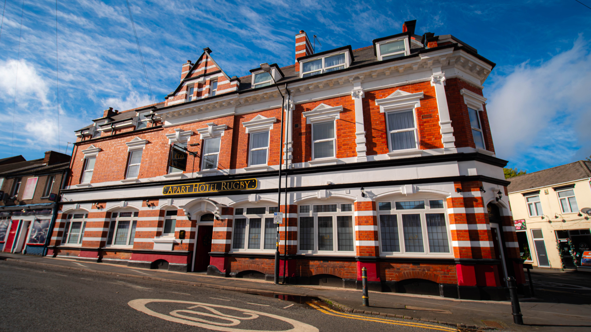 Rotes Backsteinhotel mit blauem Himmel