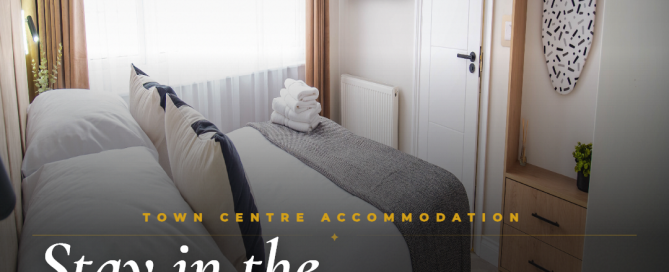 A cozy studio room at Apart Hotel Rugby, featuring a comfy bed, TV, and ample storage, ideal for business or leisure stays.